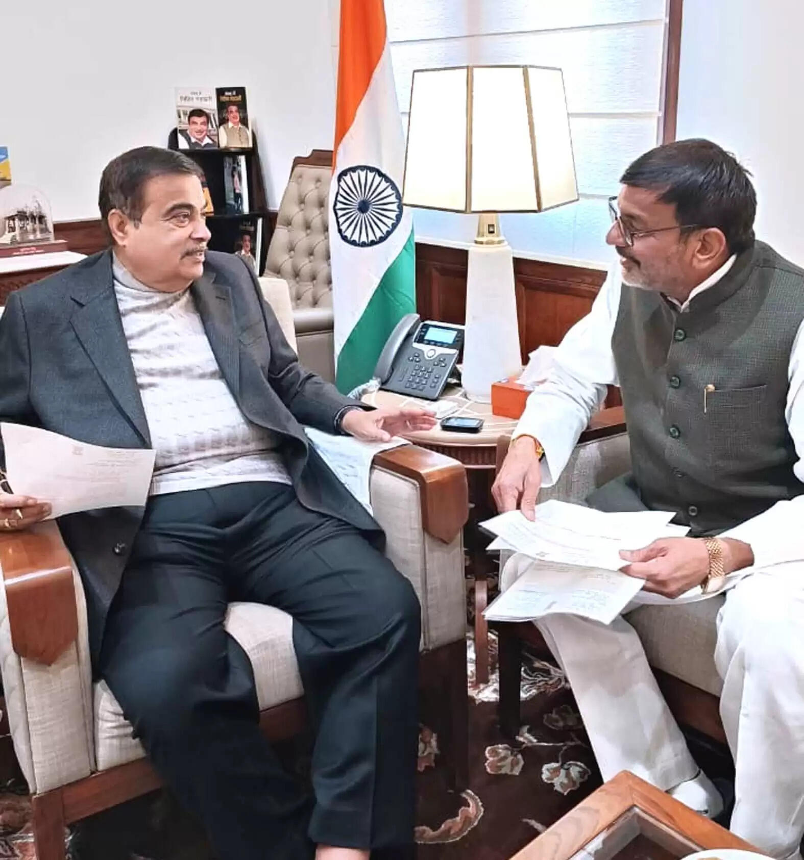 केंद्रीय मंत्री नितिन गडकरी से मिलकर पूर्व सांसद ने की चित्रकूट व अतर्रा बाईपास के निर्माण की मांग