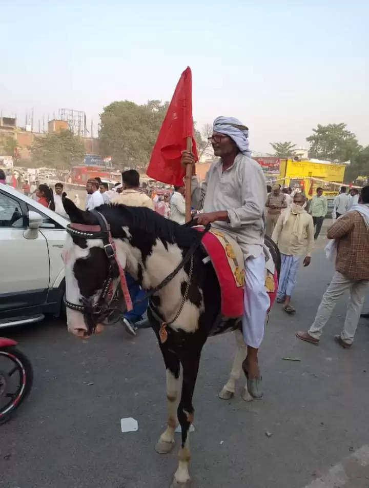 इंडी गठबंधन की जनसभा में घोड़े से पहुंचा कम्युनिस्ट पार्टी का कार्यकर्ता, बना आकर्षण