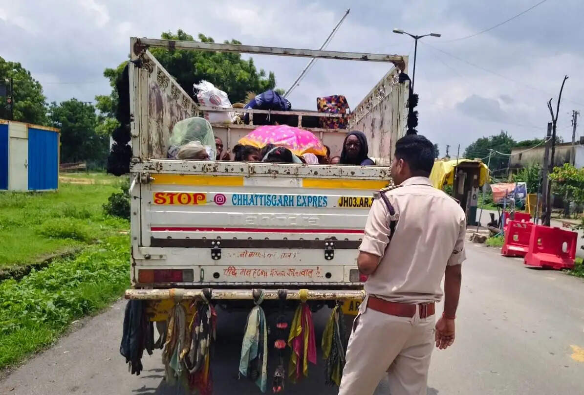 बलरामपुर : मालवाहक पिकअप में सवारी ढोने पर तीन हजार का जुर्माना