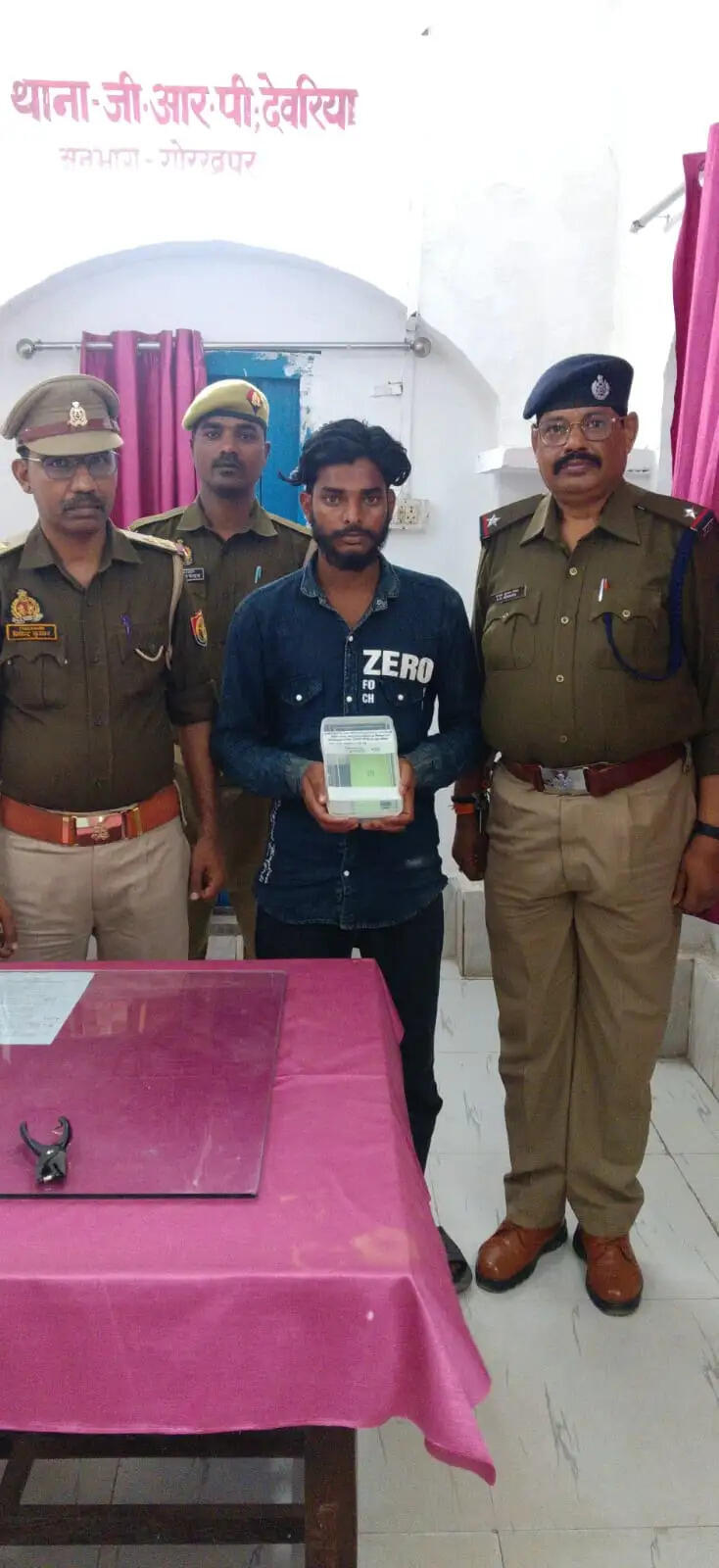 चलती ट्रेन से मोबाइल फोन लूटने वाला युवक गिरफ्तार, यात्रियों पर डंडे से करता था प्रहार