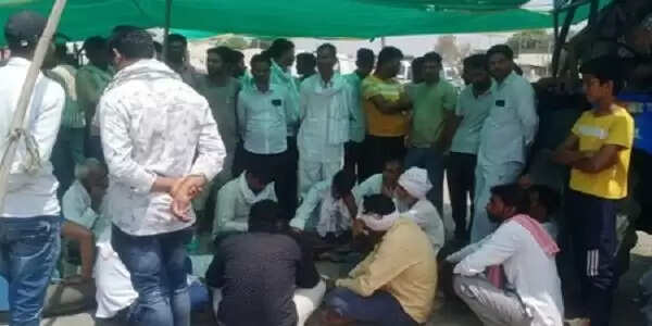 देवासः तेज रफ्तार बस की टक्कर से बाइक सवार किसान की मौत, आक्रोशित लोगों ने किया प्रदर्शन