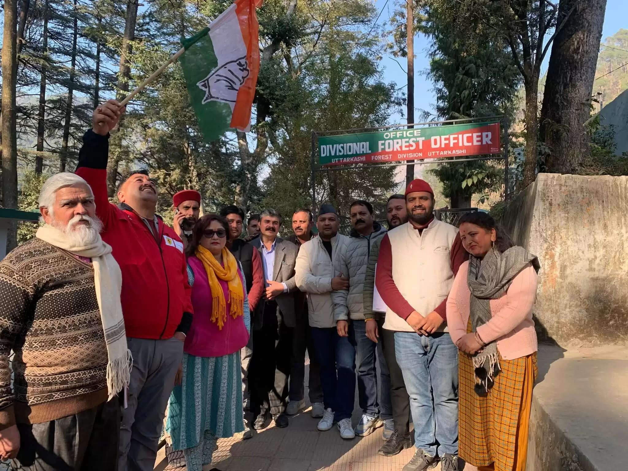 भालू के बढ़ते हमलों से नाराज कांग्रेस कार्यकर्ताओं ने किया वन विभाग का घेराव