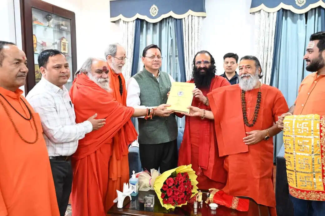 सीएम धामी को संतों ने दी जन्मदिन की बधाई, वैश्य समाज ने छात्रों को बांटी पुस्तकें