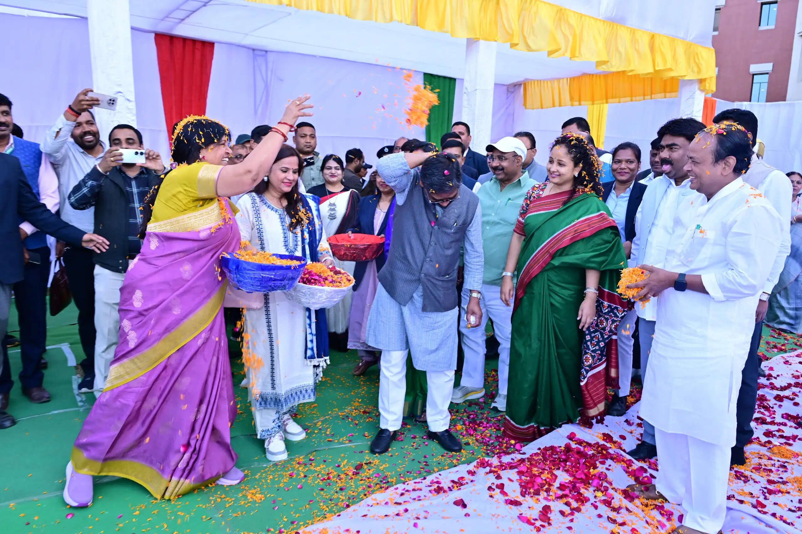 झारखंड विधानसभा&nbsp;: होली मिलन में मंत्री और विधायकों ने खूब खेली फूलों की होली