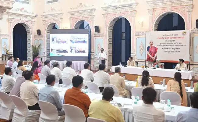 राज्यपाल की अध्यक्षता में बुंदेलखंड विश्वविद्यालय से संबद्ध महाविद्यालयों की जन भवन में हुई समीक्षा बैठक