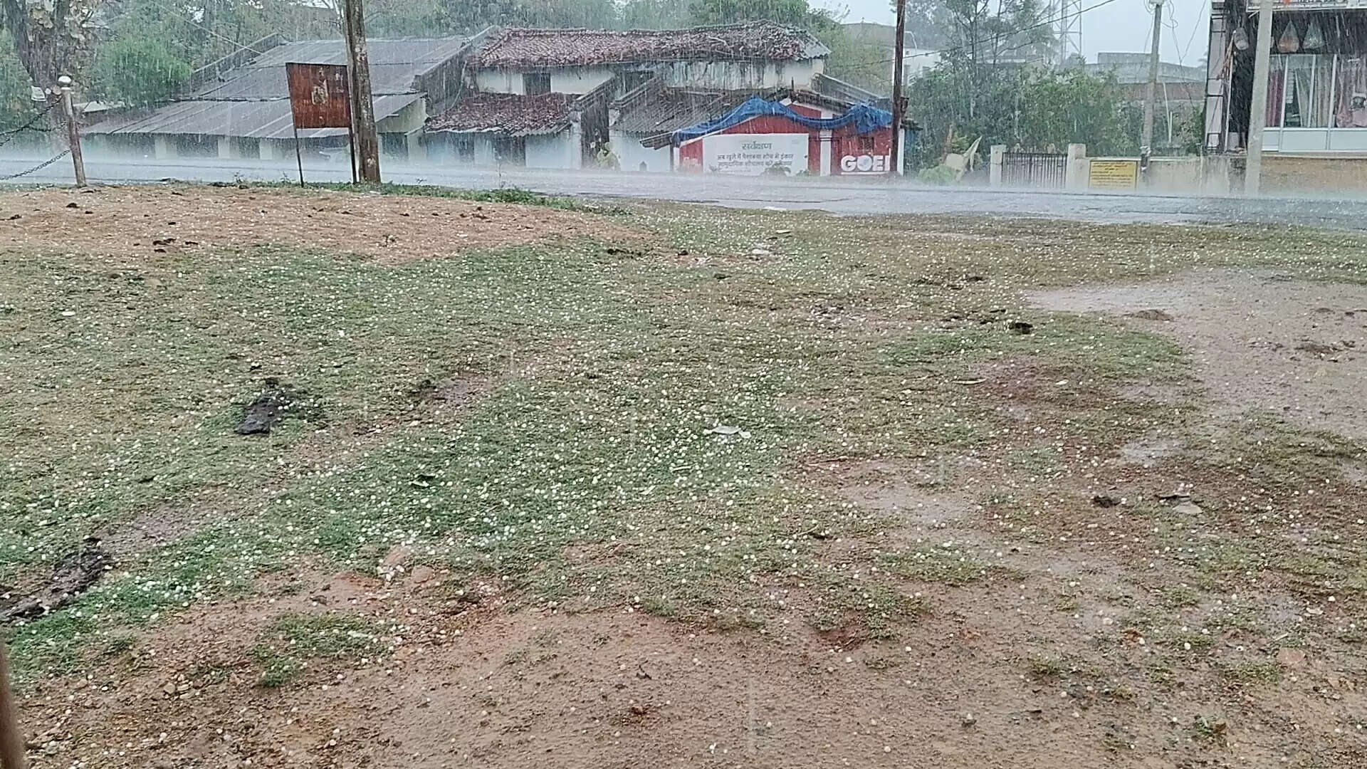 बलरामपुर में बीते शाम हुई ओलावृष्टि और तेज बारिश से गिरा छह डिग्री पारा, गर्मी से मिली राहत