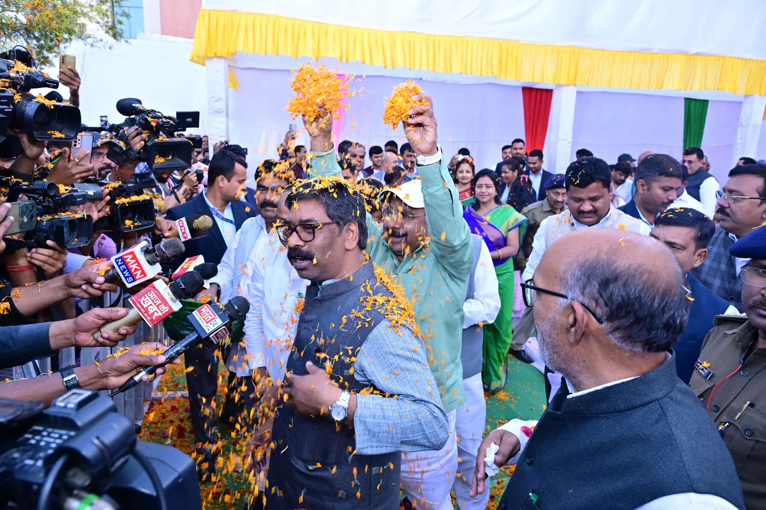 झारखंड विधानसभा&nbsp;: होली मिलन में मंत्री और विधायकों ने खूब खेली फूलों की होली