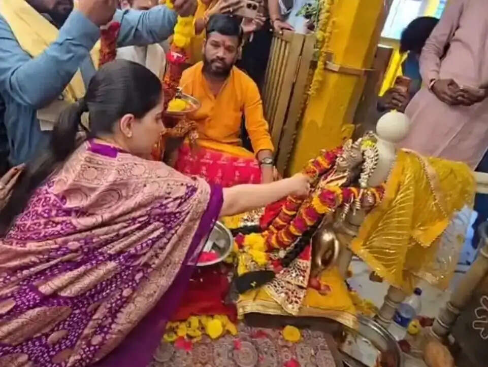 आगरमालवाः कथावाचक जया किशोरी ने किये मां बगलामुखी के दर्शन