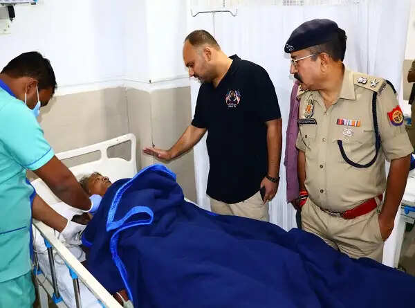 हापुड़ में बारतियाें की बस व ट्रक में भिड़ंत, बस चालक समेत छह की माैत