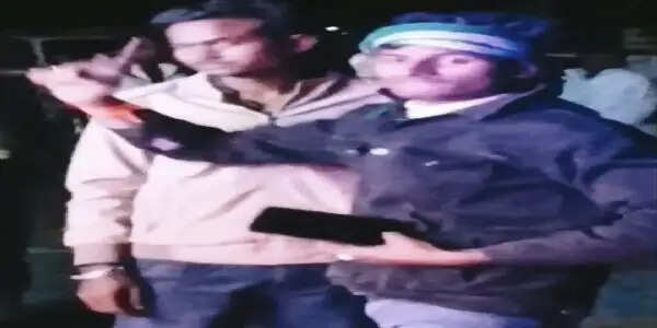 भोजपुरी गाने पर कट्टा लहरा कर डांस करते हुए वीडियो वायरल,पुलिस जांच में जुटी