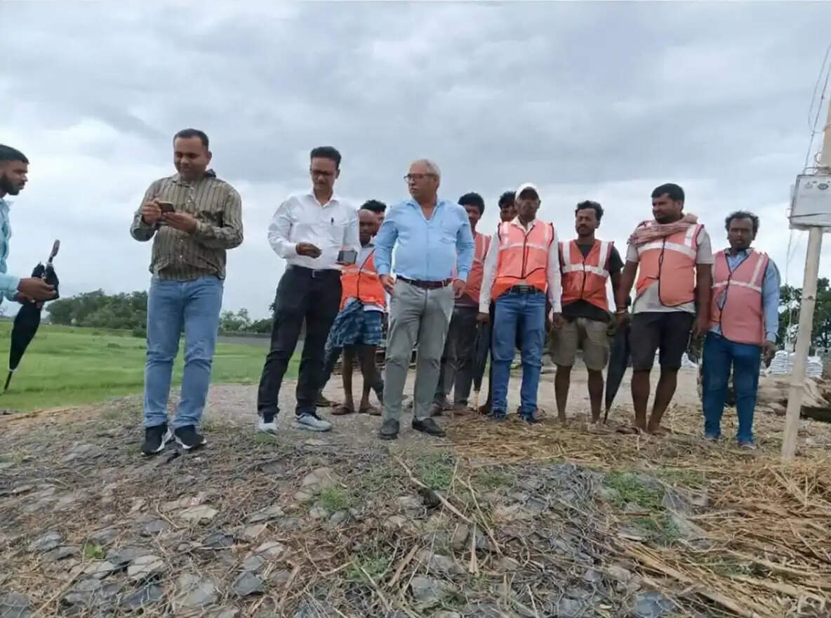 कोसी का जलस्तर बढ़ा, मझहारी-सीकरहट्टा निम्न बांध और पश्चिमी तटबंध का निरीक्षण