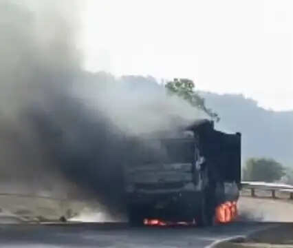 तेज रफ्तार हाइवा की चपेट में आने से बाइक सवार युवक की मौत, नाराज लोगों ने हाइवा में लगाई आग