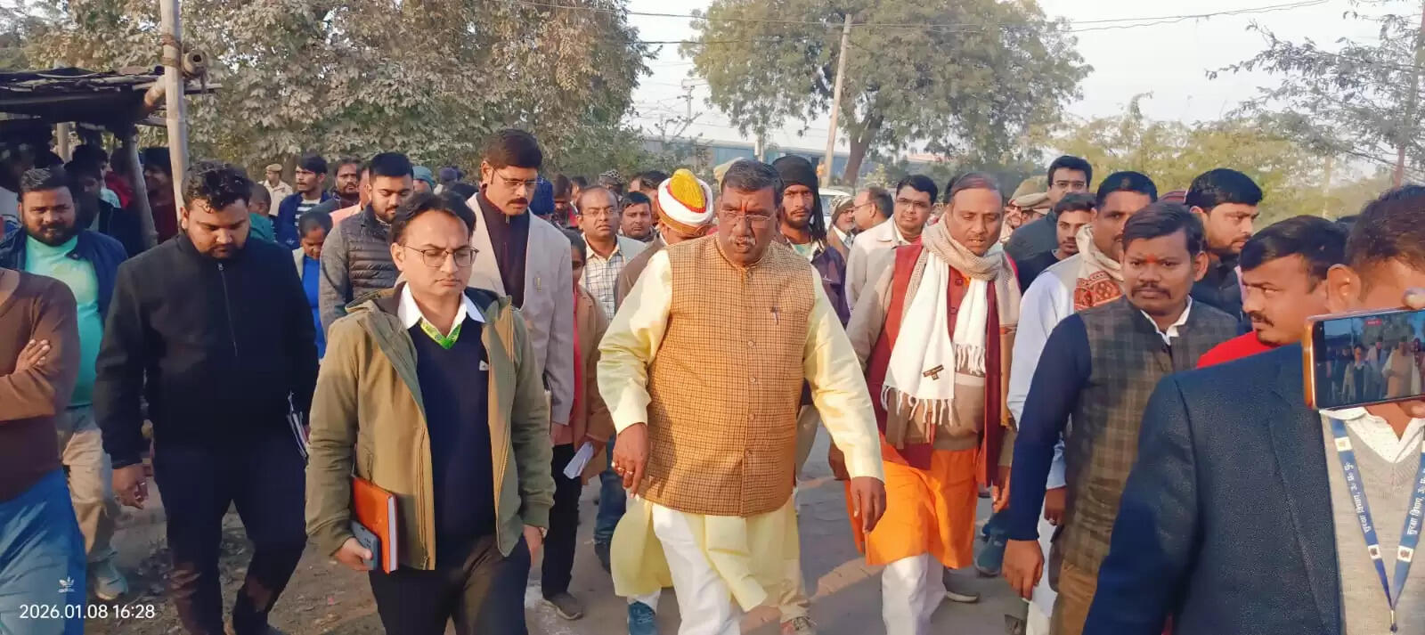 बाराबंकी में जिले के प्रभारी मंत्री ने मलिन बस्ती का किया दौरा