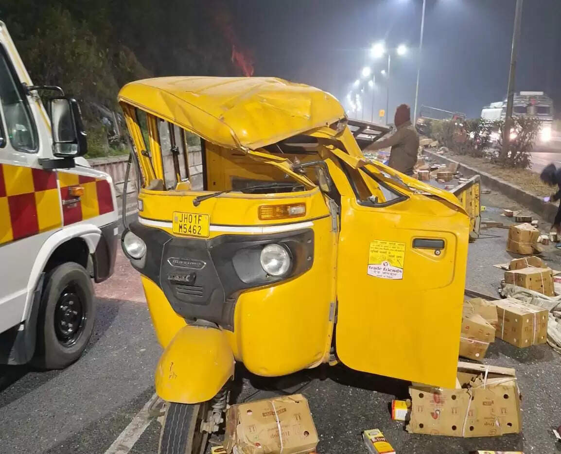 दो टेंपो को टक्कर मार चट्टान से टकराया ट्रेलर, लगी आग