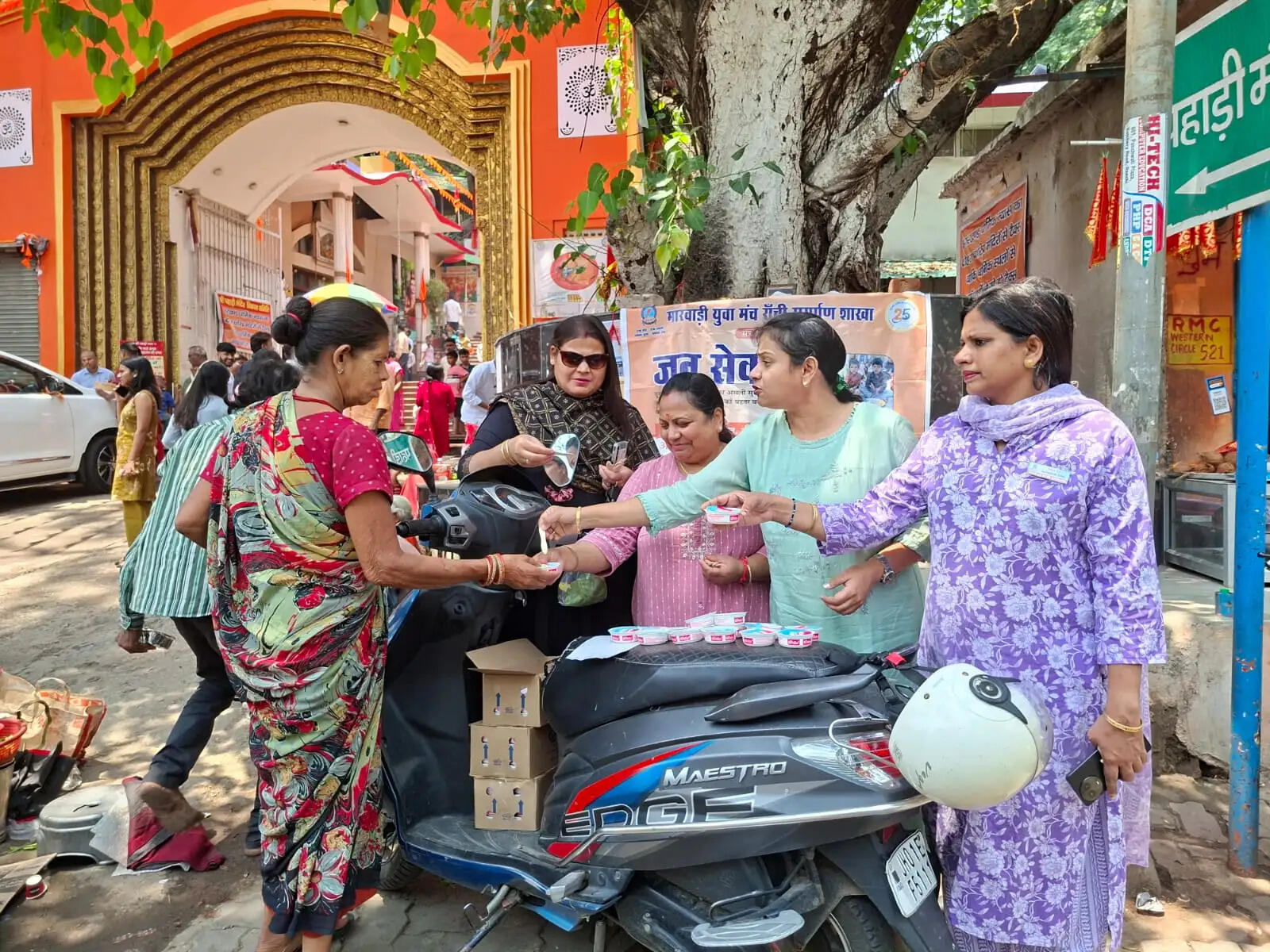 पहाड़ी मंदिर में जरूरतमंदों के बीच आइसक्रीम वितरण