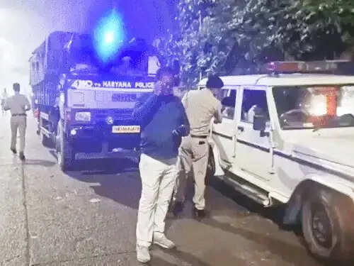 फरीदाबाद : कूड़ा उठाने आई जेसीबी को हड़ताली कर्मियों ने रोका, हुआ हंगामा