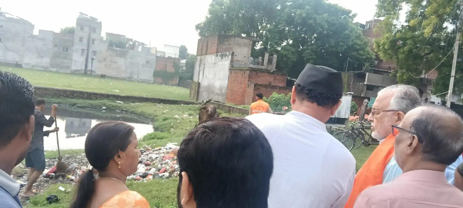 वाराणसी के प्रभारी मंत्री सुरेश खन्ना ने मीरापुर बसही मलिन बस्ती में सफाई व्यवस्था का लिया जायजा