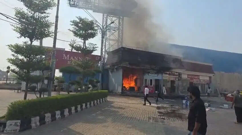 रोहतक में दुकानों में भीषण आग, लाखों रुपये का सामान जलकर राख