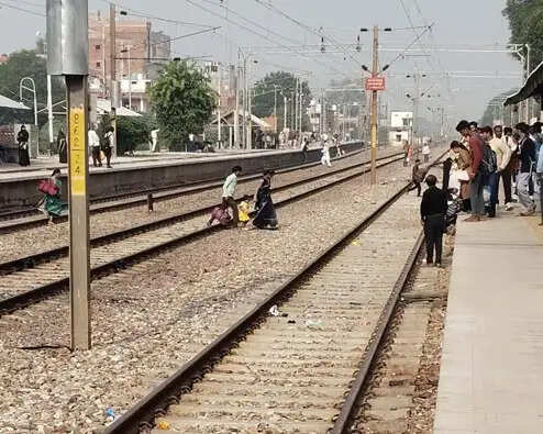 अनधिकृत रूप से रेलवे ट्रैक पार करने पर जनवरी से 21 जून तक 973 लोग गिरफ्तार