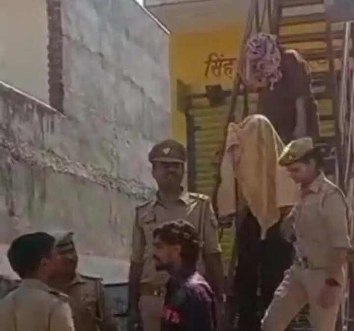 देवरिया में कई स्पा सेंटर में पुलिस का छापा, कई युवक- युवतियां हिरासत में