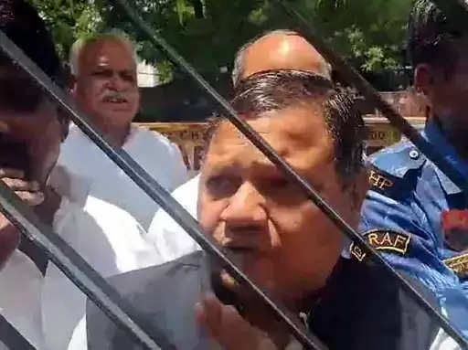 फरीदाबाद से कांग्रेस उम्मीदवार ने किया नामांकन, गेट पर रोकने पर विधायकों ने किया हंगामा