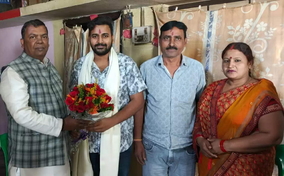 रामगढ़ के अभय कुमार ने सीए में हासिल किया 15वां रैंक, सांसद ने घर पहुंचकर दी बधाई