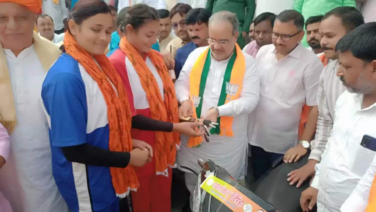 गोल्ड मेडलिस्ट बहनों को मंत्री दयाशंकर सिंह की तरफ से दी गई स्कूटी