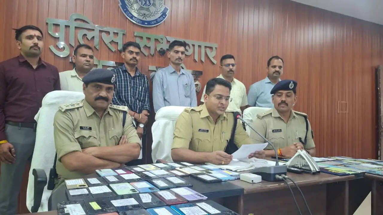 दमोहः पुलिस ने 208 गुम मोबाइल बरामद कर वास्तविक मालिकों को लौटाए
