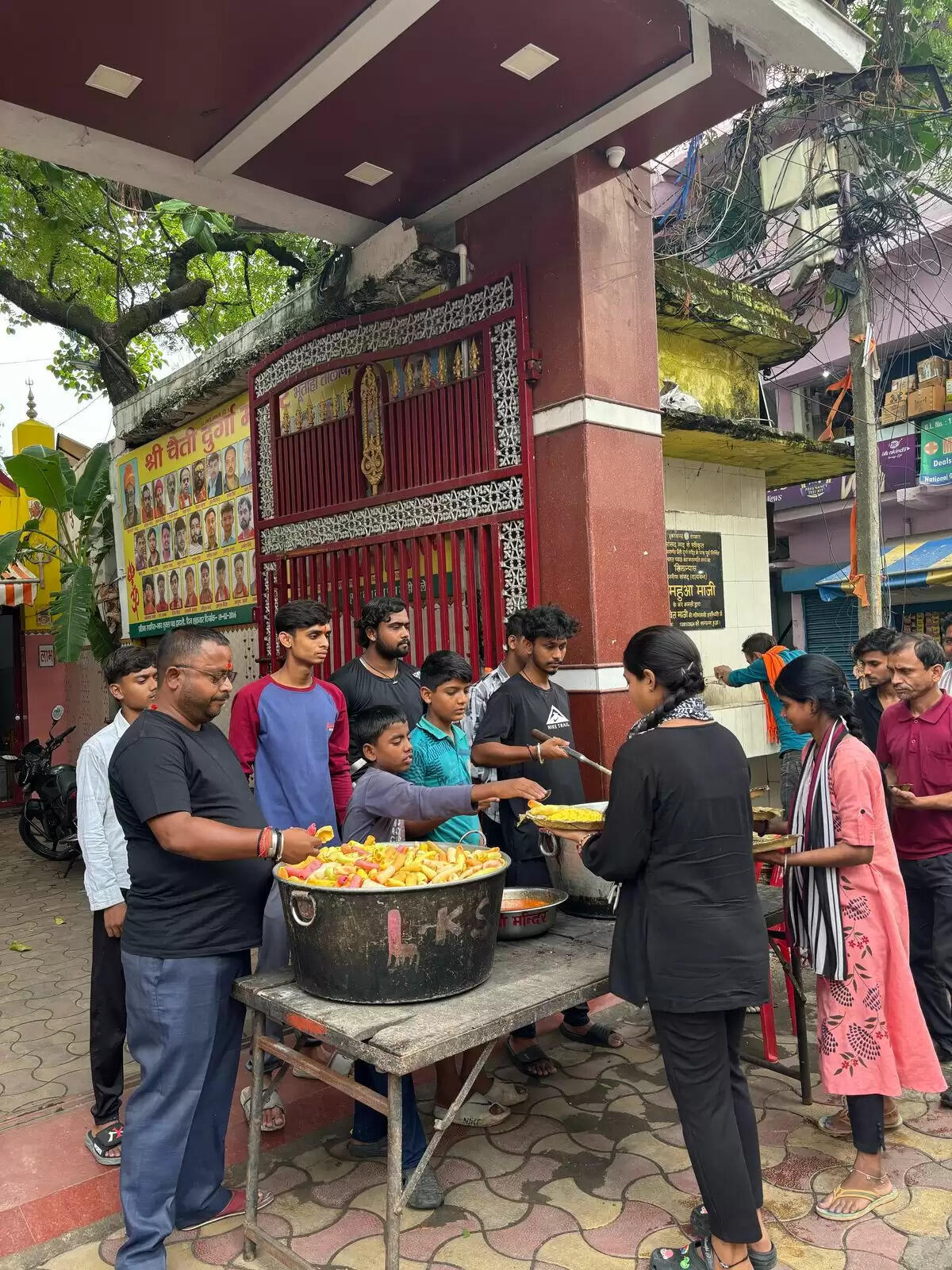 चैती दुर्गा मंदिर में बंटा श्रद्धालुओं में खिचड़ी का भोग