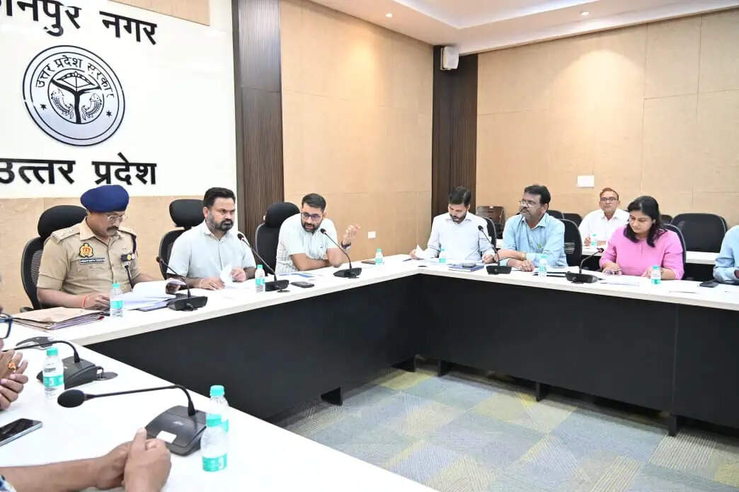 स्कूली बच्चों की सुरक्षित यात्रा पर रहे विशेष नजर : जिलाधिकारी