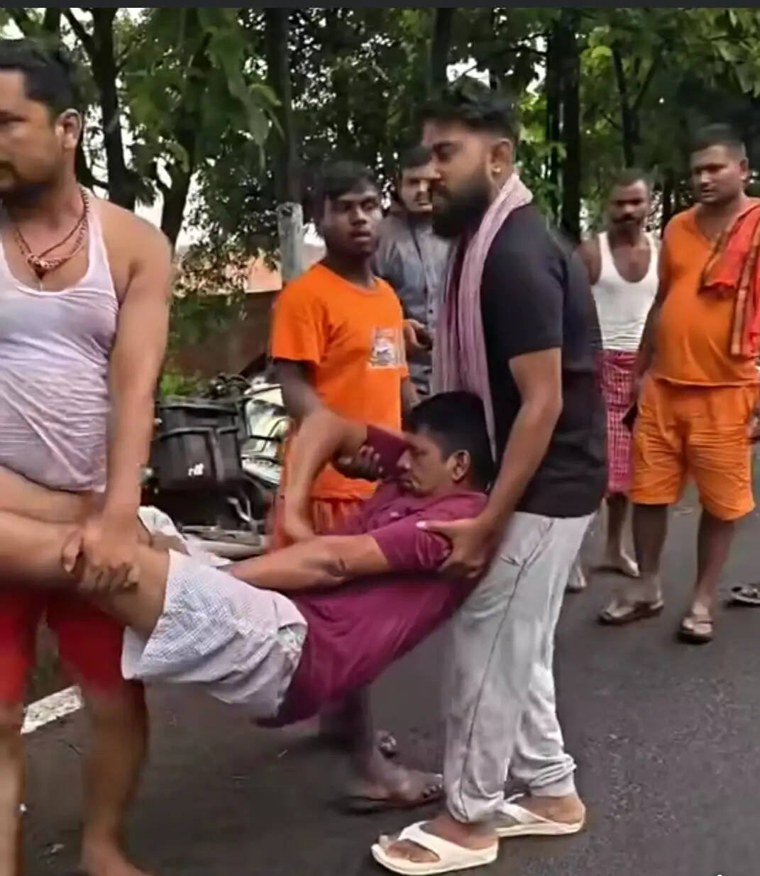 श्रद्धालुओं से भरी वाहन अनियंत्रित होकर पेड़ से टकराई, तीन घायल