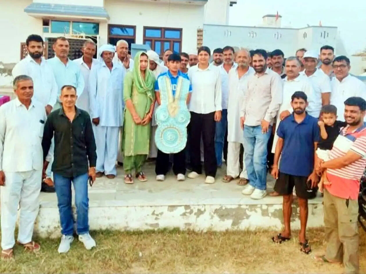 हिसार : एशियाई खेलों की गोल्ड मैडलिस्ट मनीषा रुहिल का गांव किरतान में सम्मान