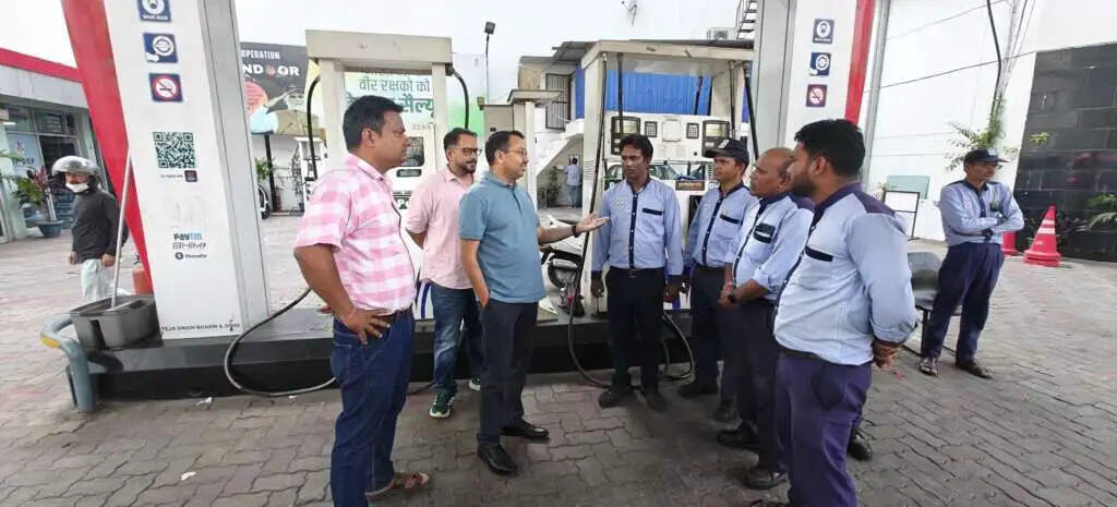 सिटी मजिस्ट्रेट और एसडीएम ने करा शहर के पेट्रोल पंपों का किया निरीक्षण