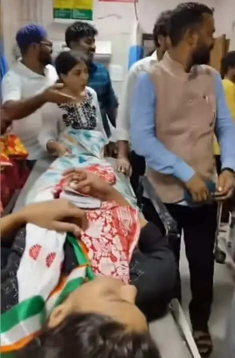 आमरण अनशन पर बैठी छात्रा की बिगड़ी तबीयत, अस्पताल में भर्ती