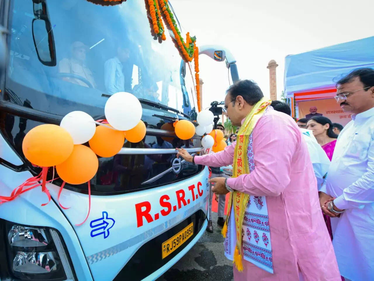 मुख्यमंत्री ने आरएसआरटीसी की 160 ब्लू लाइन एक्सप्रेस नई बसों को दिखाई हरी झंडी