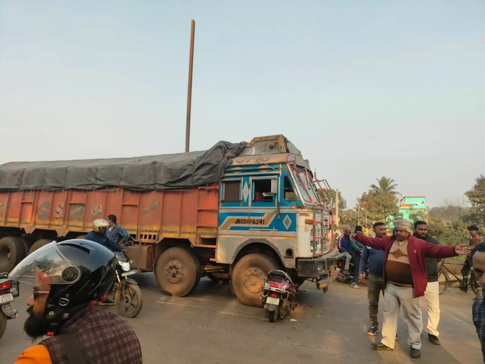 ट्रक की चपेट में आई स्कूटी सवार शिक्षिका