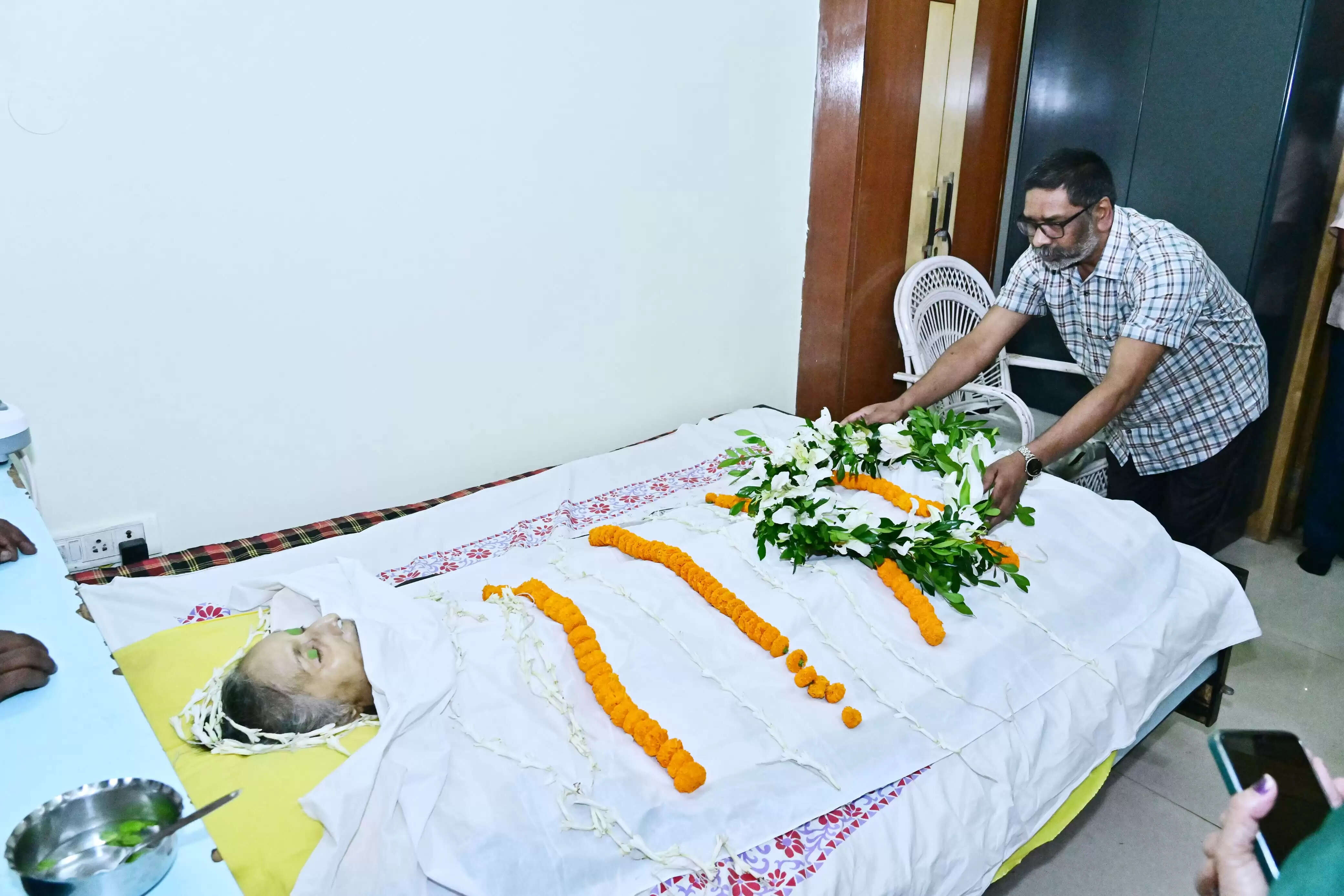 मुख्यमंत्री हेमन्त सोरेन ने न्यायमूर्ति रोंगोन मुखोपाध्याय की माता को दी श्रद्धांजलि