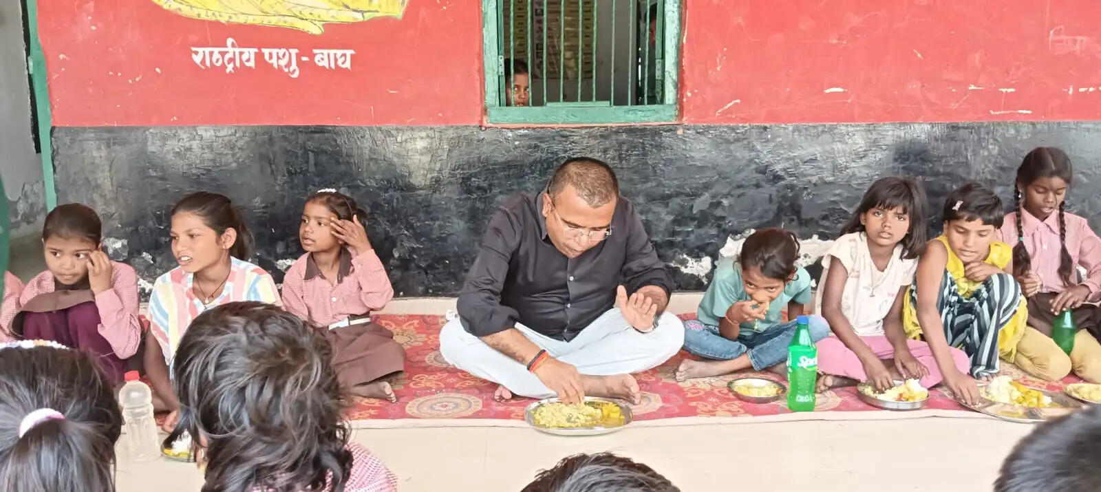 बीएसए डॉ. गोरखनाथ पटेल का औचक निरीक्षण, बच्चों संग बैठकर खाया मिड-डे मील