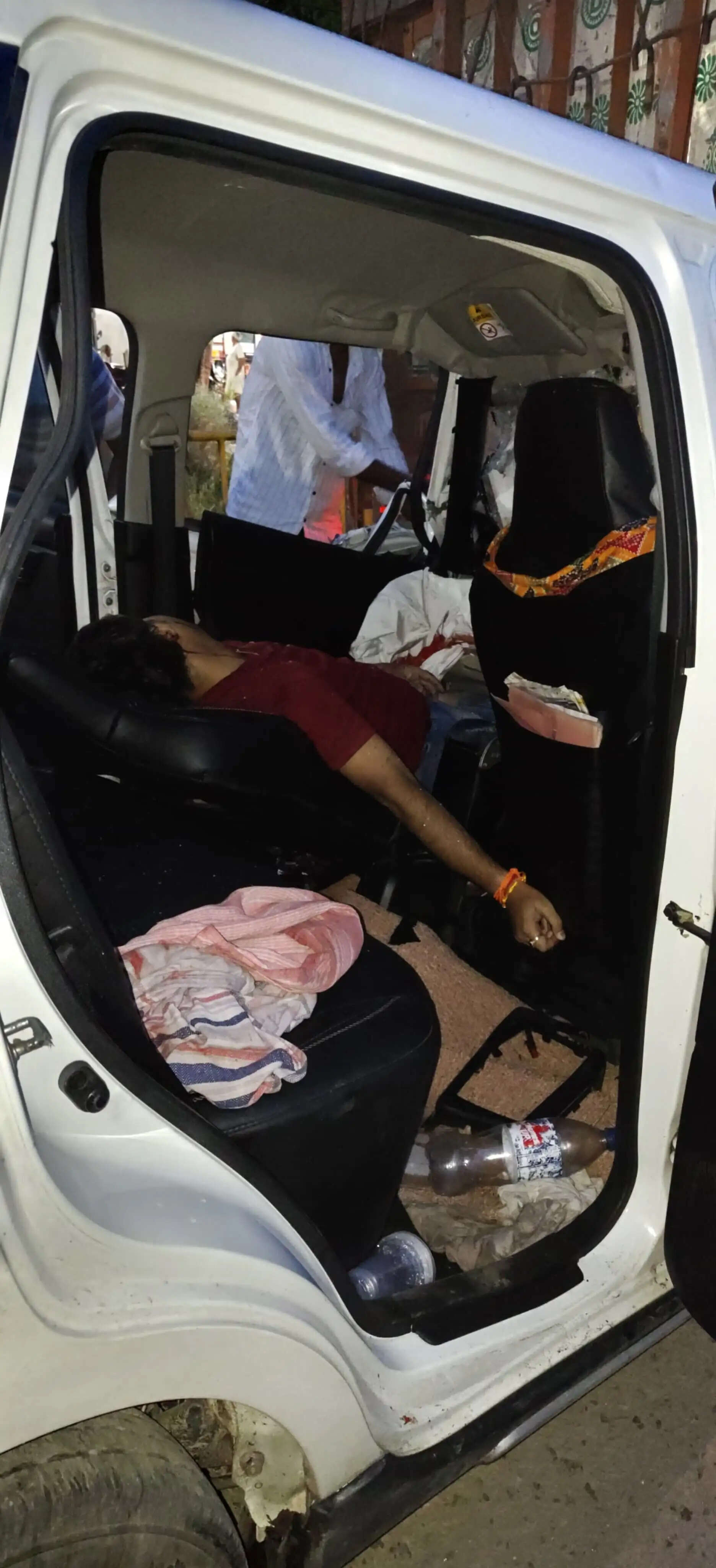 बाबा विश्वनाथ दर्शन कर लौट रहे श्रद्धालुओं की कार ट्रक से टकराई, दो की मौत, तीन घायल जिला अस्पताल में भर्ती