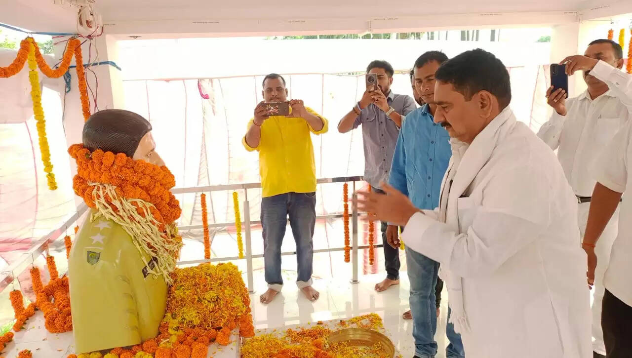 पूर्व विधायक ने किया दिवंगत इंस्पेक्टर नीलेश की मूर्ति का अनावरण