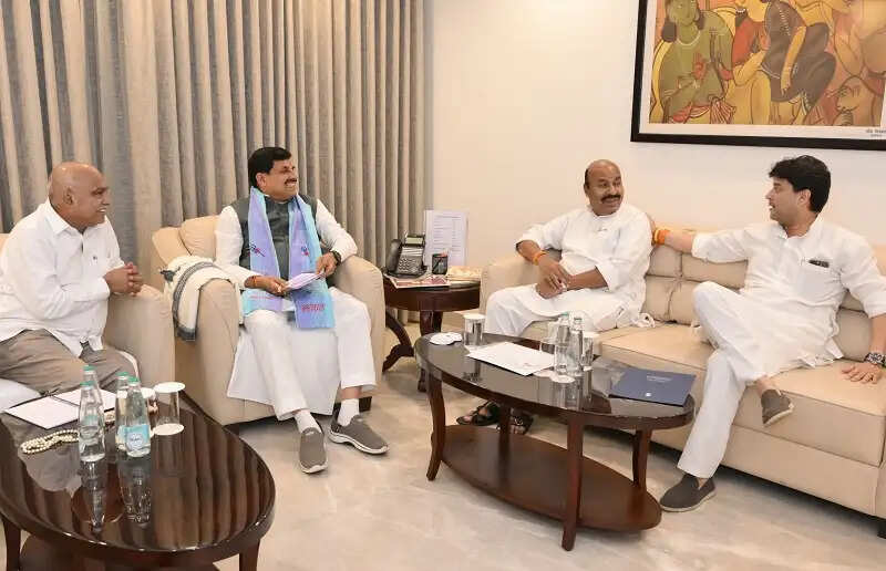 मप्र के मुख्यमंत्री ने केंद्रीय मंत्रियों और सांसदों से मुलाकात कर राज्य के विकास को लेकर की चर्चा