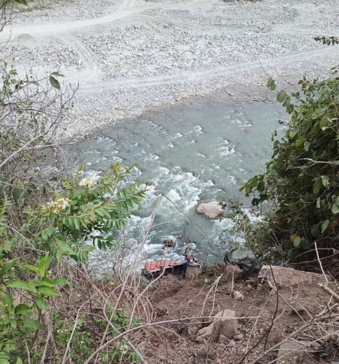 यमुना नदी में गिरा राशन से भरा ट्रक, हेल्पर लापता