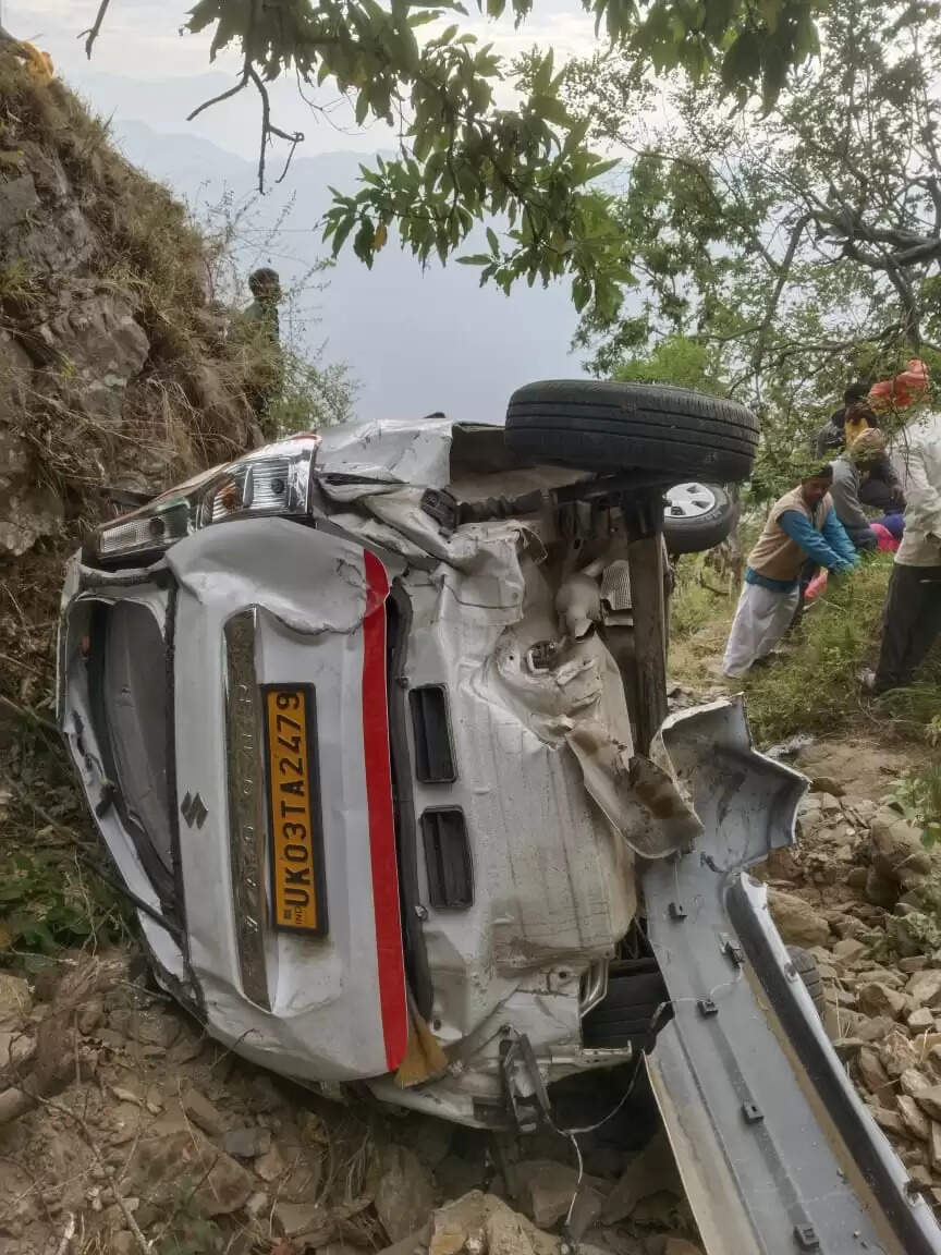 नेपाल सीमा के डूंगरा बोरा में खाई में गिरी कार, महिला सहित दो की मौत, एक घायल