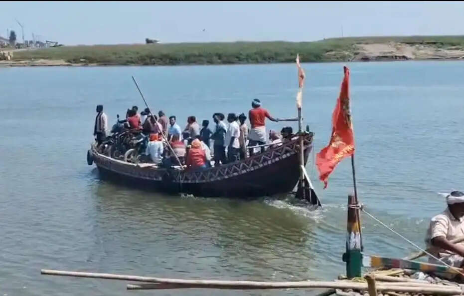 नाव बना सहारा, फिर भी यात्रियों की मुश्किलें बरकरार