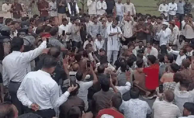 इंदौरः चार गुना मुआवजे की मांग को देर रात तक किसानों का धरना जारी