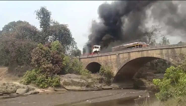 हाइवा और ट्रेलर की टक्कर में दो की मौत, दाेनाें वाहनाें में लगी भीषण आग