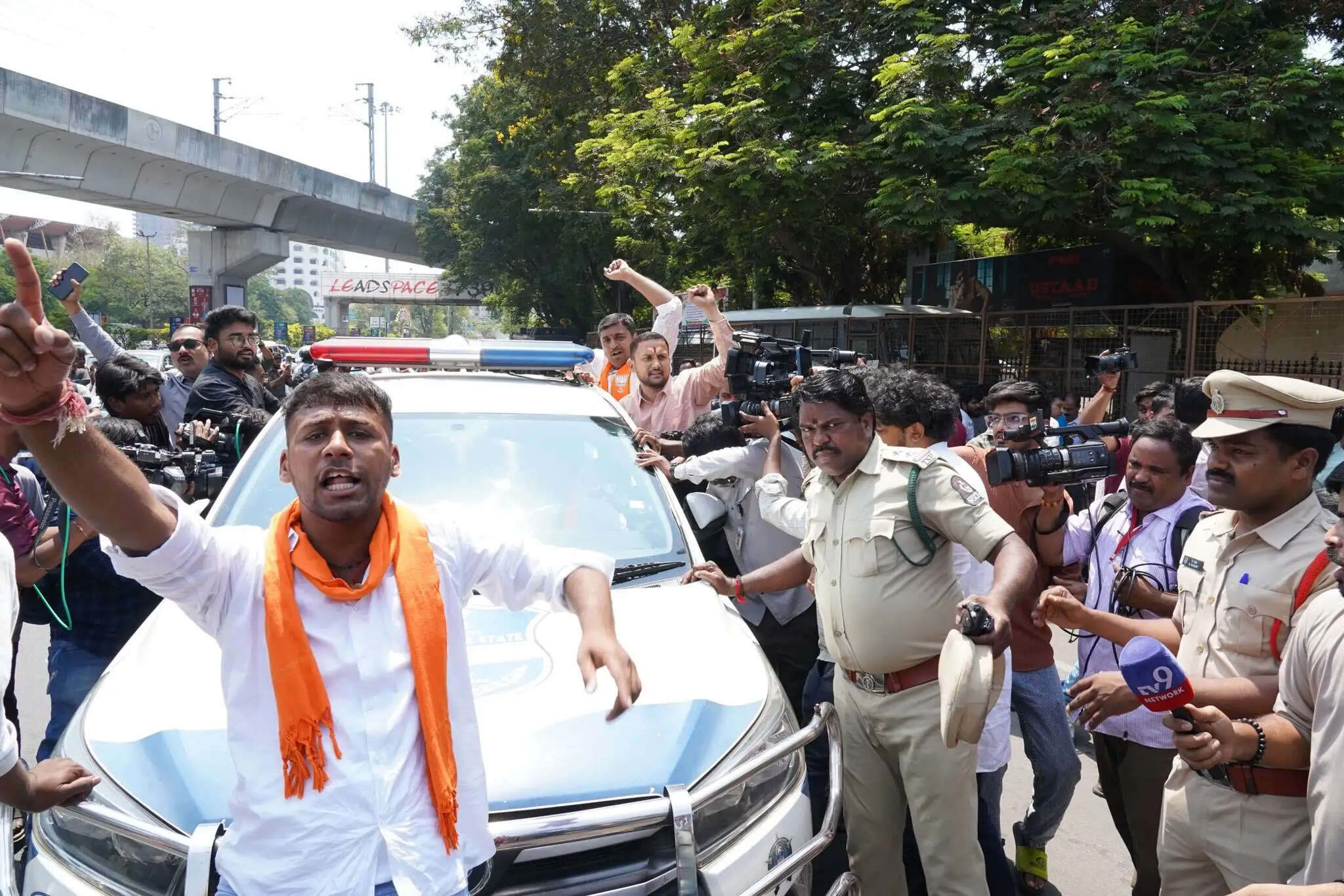 हैदराबाद : तेलंगाना विधानसभा घेराव से पहले हिरासत में लिए गए भाजपा नेता, नजरबंद किए गए कार्यकर्ता