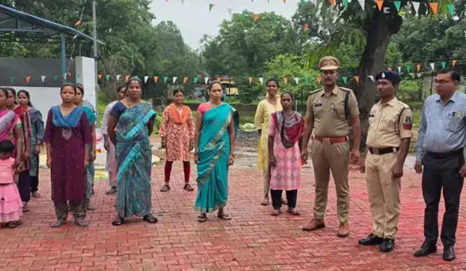 बंदूक से तिरंगे तक का सफर, आत्मसमर्पित नक्सली पुलिस जवानों के साथ स्वतंत्रता दिवस समारोह में हुए शामिल