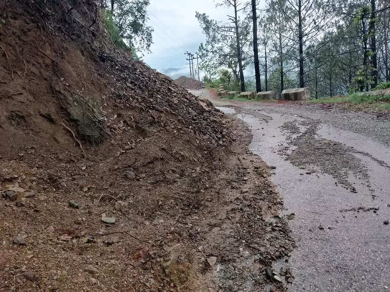 मंडी शहर का हिस्सा बने केहनवाल मार्ग नाले में बदला, पैदल चलना भी हुआ मुश्किल