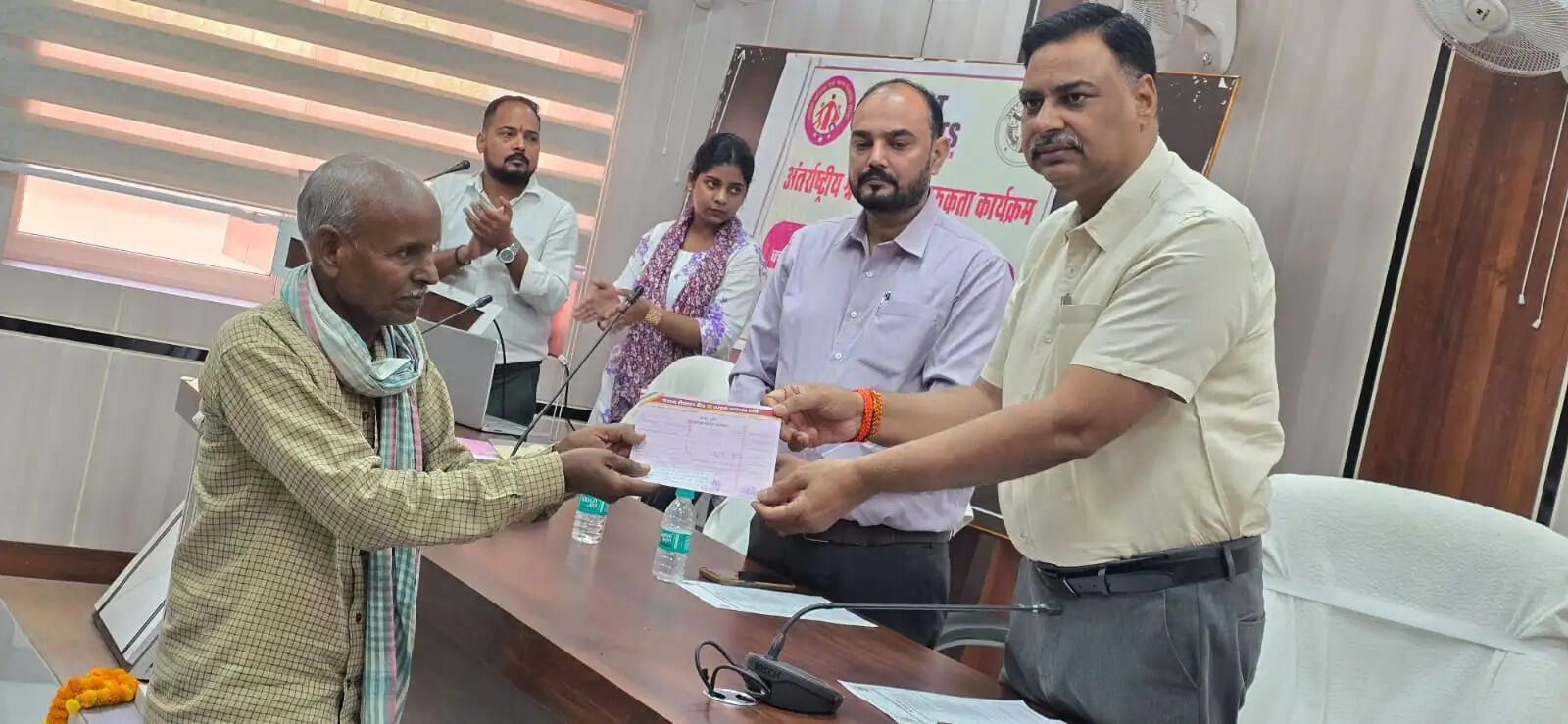 श्रमिक दिवस पर मीरजापुर में 150 से अधिक श्रमिकों को मिला योजनाओं का लाभ